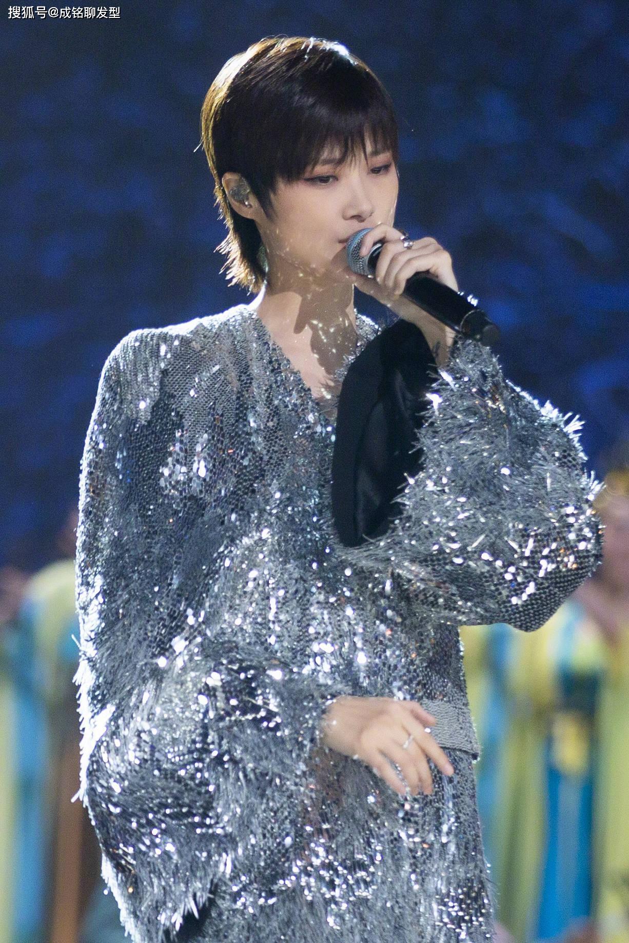 原创李宇春演唱哪吒主题曲真好听刺绣亮片莲花群拉风飒气十足