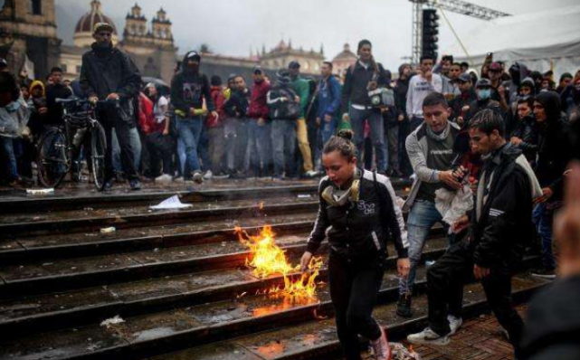 哥伦比亚爆发大规模暴乱军警拿枪对准暴徒美要宽容大度