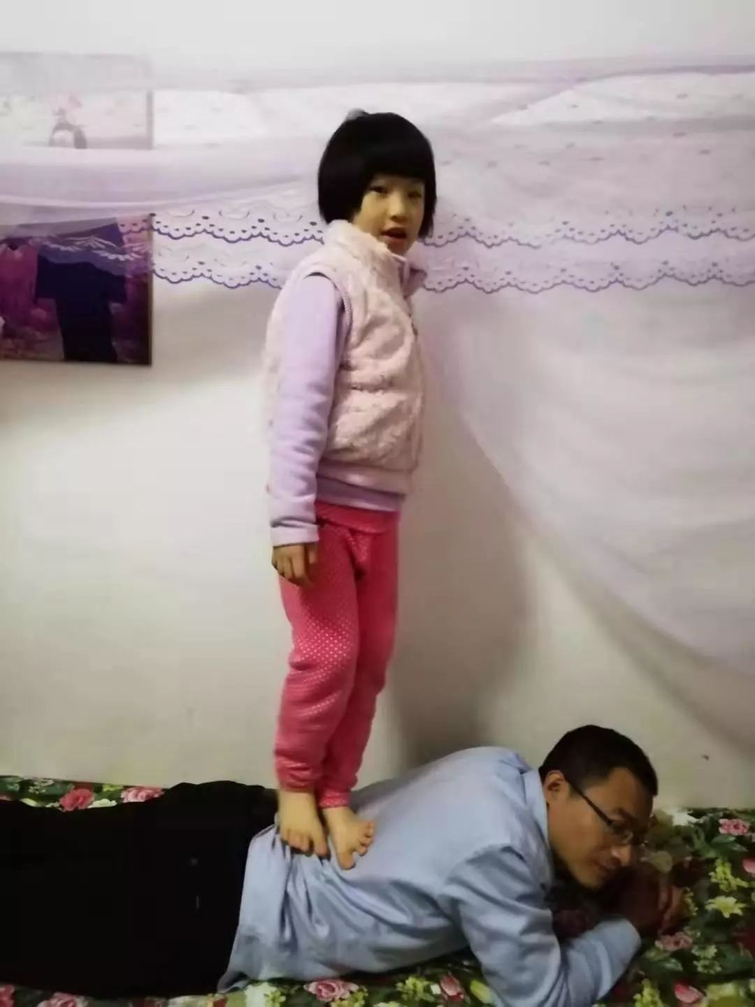 爸爸工作一天辛苦了我帮爸爸踩踩背