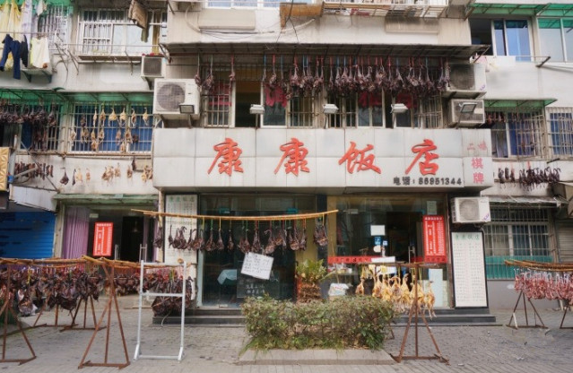 可能很多老杭州人都还记得1982年开在小车桥附近的那家小饭店,各式