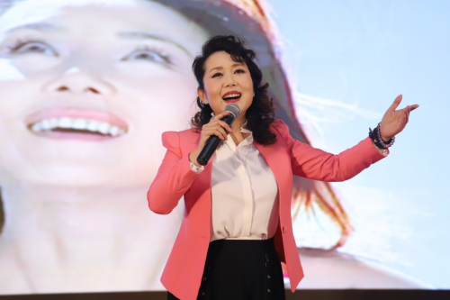 中国煤矿文工团著名歌手,国家一级演员胡月演唱了歌曲《黄土高坡》