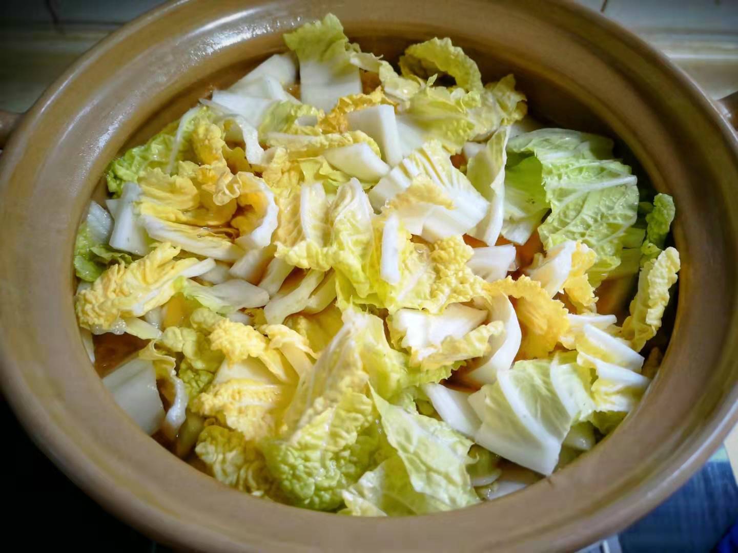 9,炖煮至白菜软烂,加入1勺盐和半勺鸡精调味.