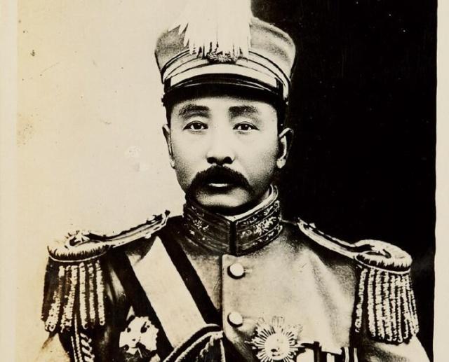 溥仪晚年偶遇仇人,却一笑泯恩仇,二人相淡甚欢,相拥留影