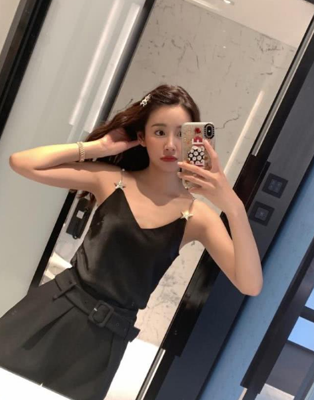 原创张子萱穿黑色吊带玩自拍,手摸头发女人味十足,陈赫眼光真好