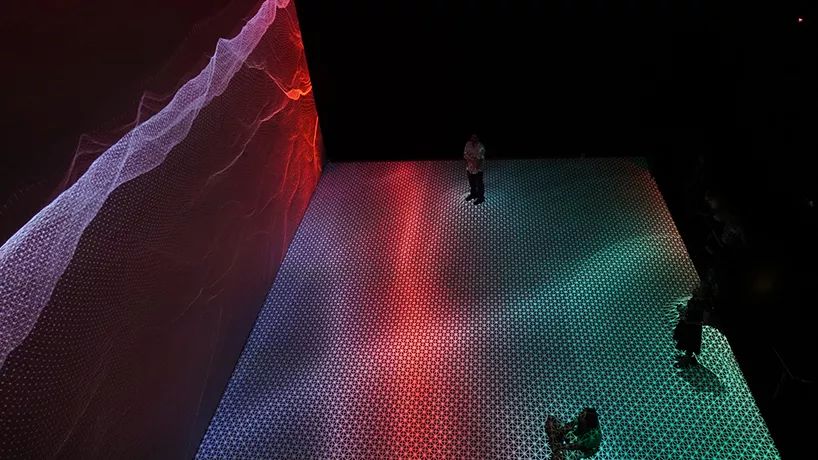 艺术家lucas paris创作的背景音乐将这件视觉作品转变成一个听觉实体