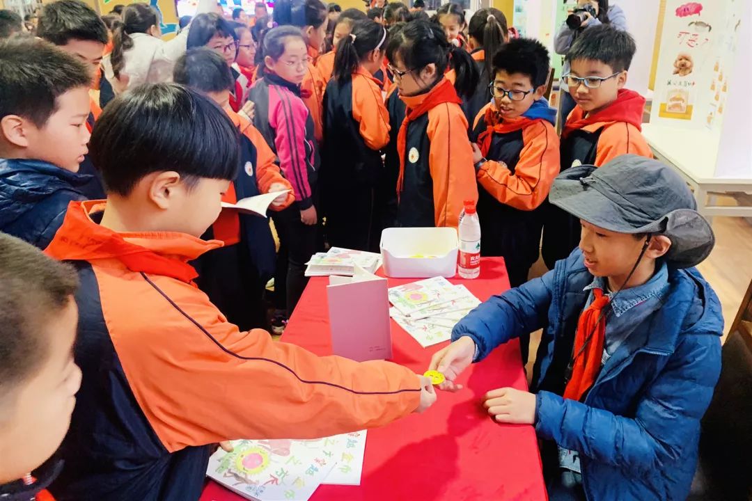 蓬莱路第二小学的小镇作家们走进真新小学