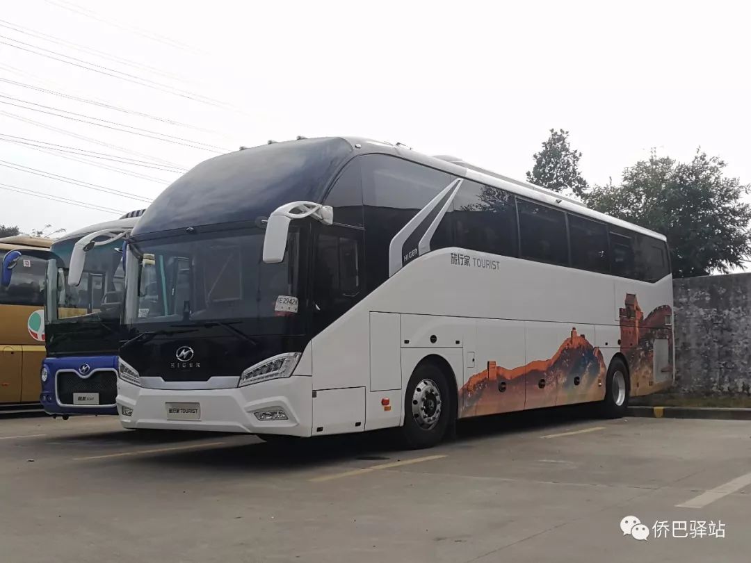 第二款是"旅行家"klq6127bae51,是海格的一款面向高端市场的旅游客车