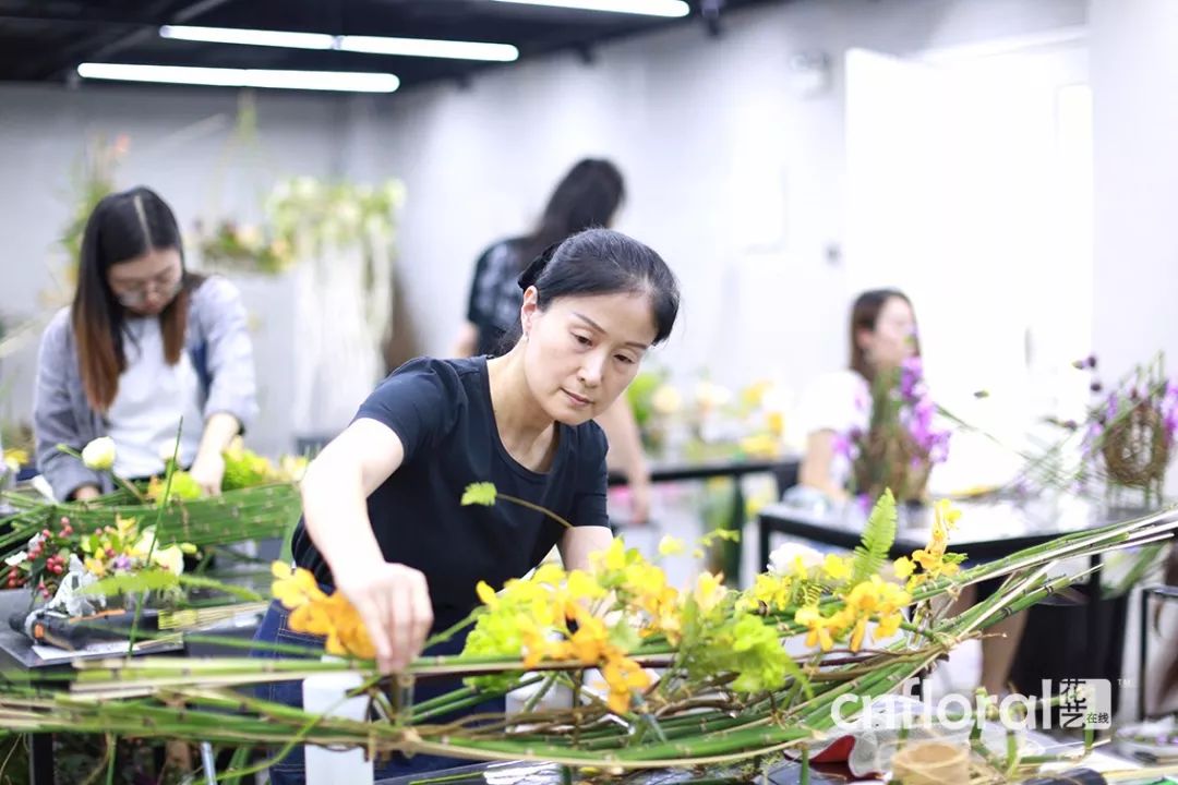 從一無所知到專業花藝師只差一張國際花藝證書的距離