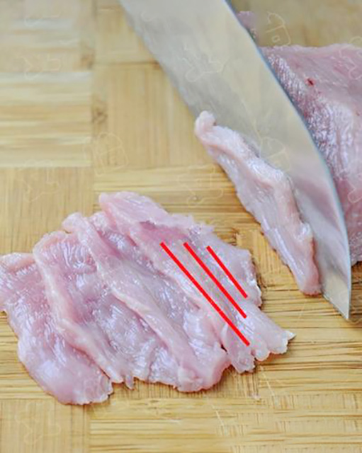 第一步,切肉的时候注意,不是所有的肉切的方式都是一样的.