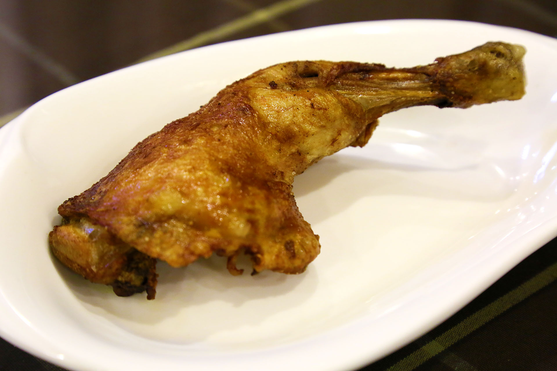 大厨教你油淋鸡腿的做法,这是一道餐厅私房菜,咬一口脆出声响