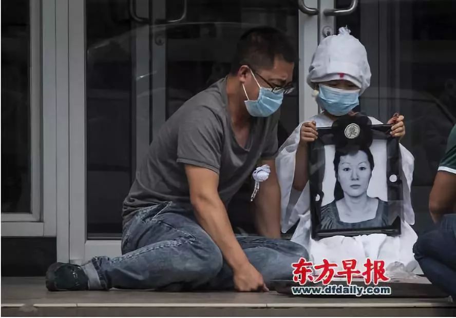 金都百货的麦当劳餐厅里,由于拒绝提供电话号码,37岁的吴硕艳被张立冬