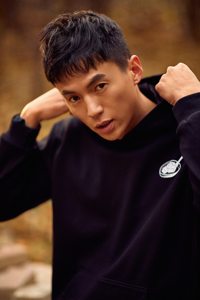 宋宁峰的反差展现了,他的自我挑战与寻求突破.不仅仅通过写真.