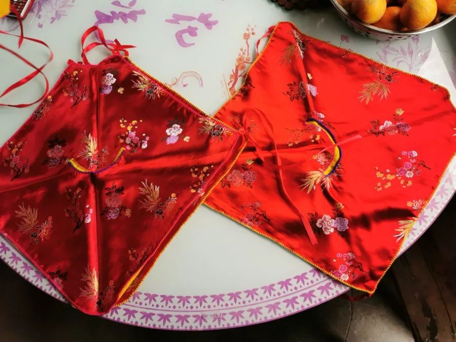 每一个肚兜,都是黄闺女老人纯手工缝制的,两天才能做成一个.