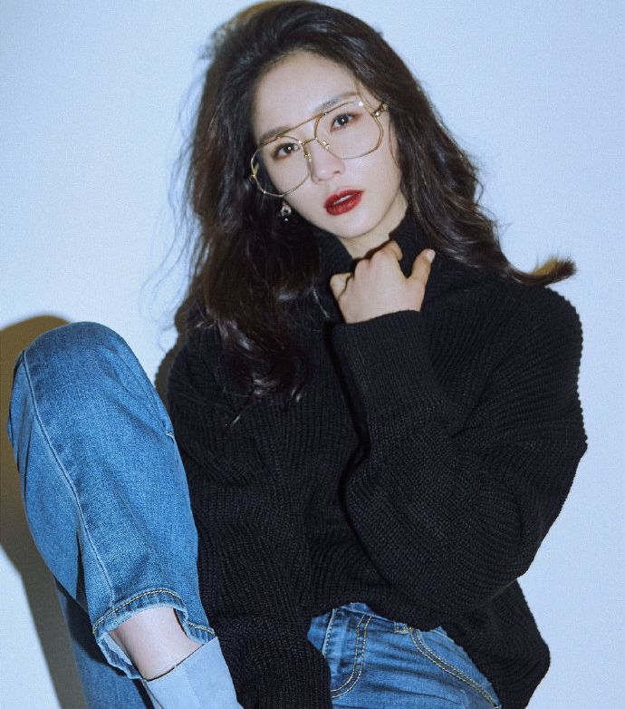 时髦最时髦抢不到鞋子至少还有金丝眼镜