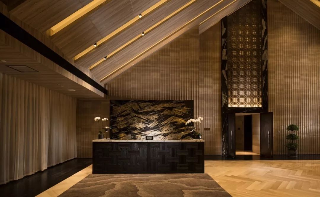 大堂左右两边的古铜与黑金组合而成背景墙,展现的也是这处江流美景.