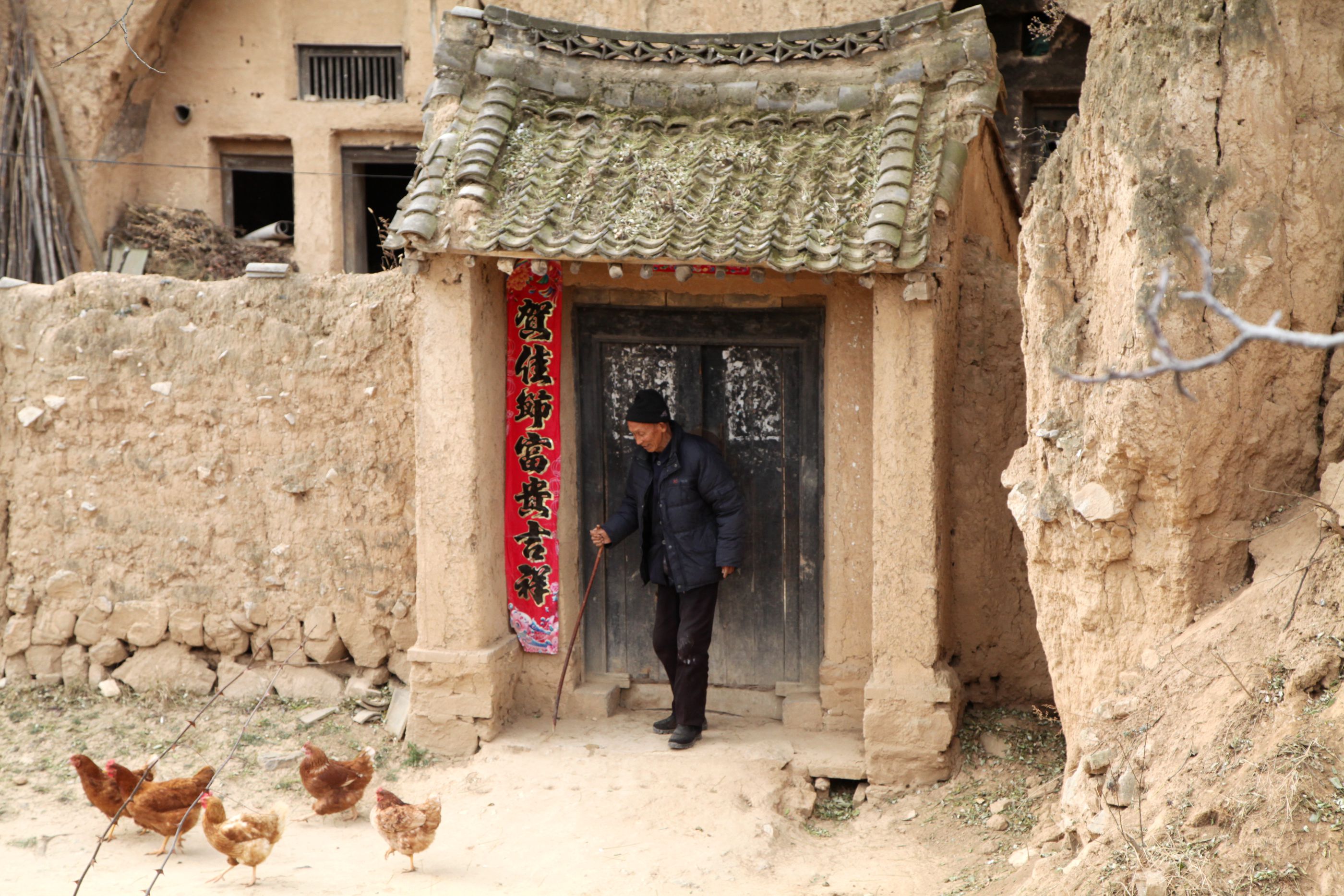 原创寒冬天,8旬老人土窑洞内烤野果,吃着有种奶香味,看是啥