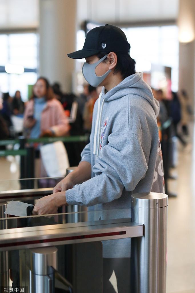 吴奇隆戴两件套不掩帅气 对镜挥手温和有范儿