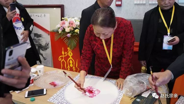 著名牡丹画家赵丽娜现场泼墨作画并捐赠