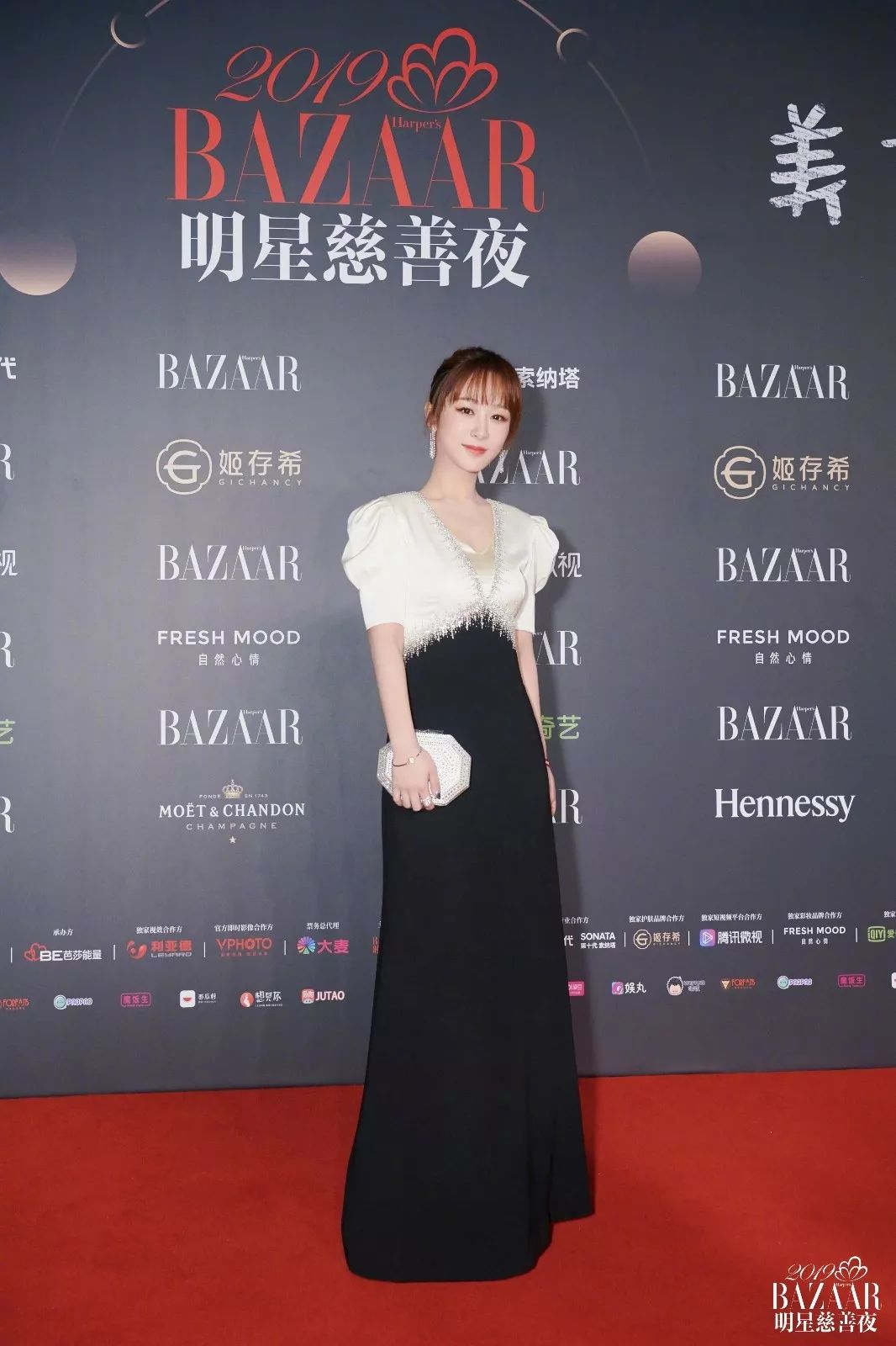 千漾主理人黄晨受邀出席芭莎慈善夜为爱发声千漾行动