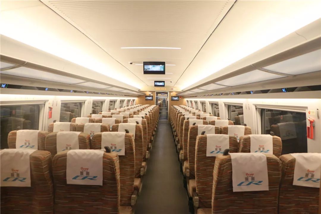 "复兴号"的座位标识具备坐席信息显示功能可通过座位显示屏上的"红,黄