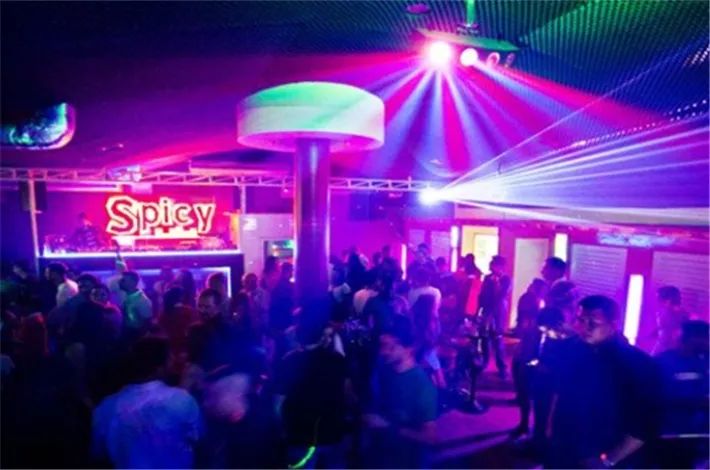 夜店狂欢：音乐、炫目表演与激情派对(图3)