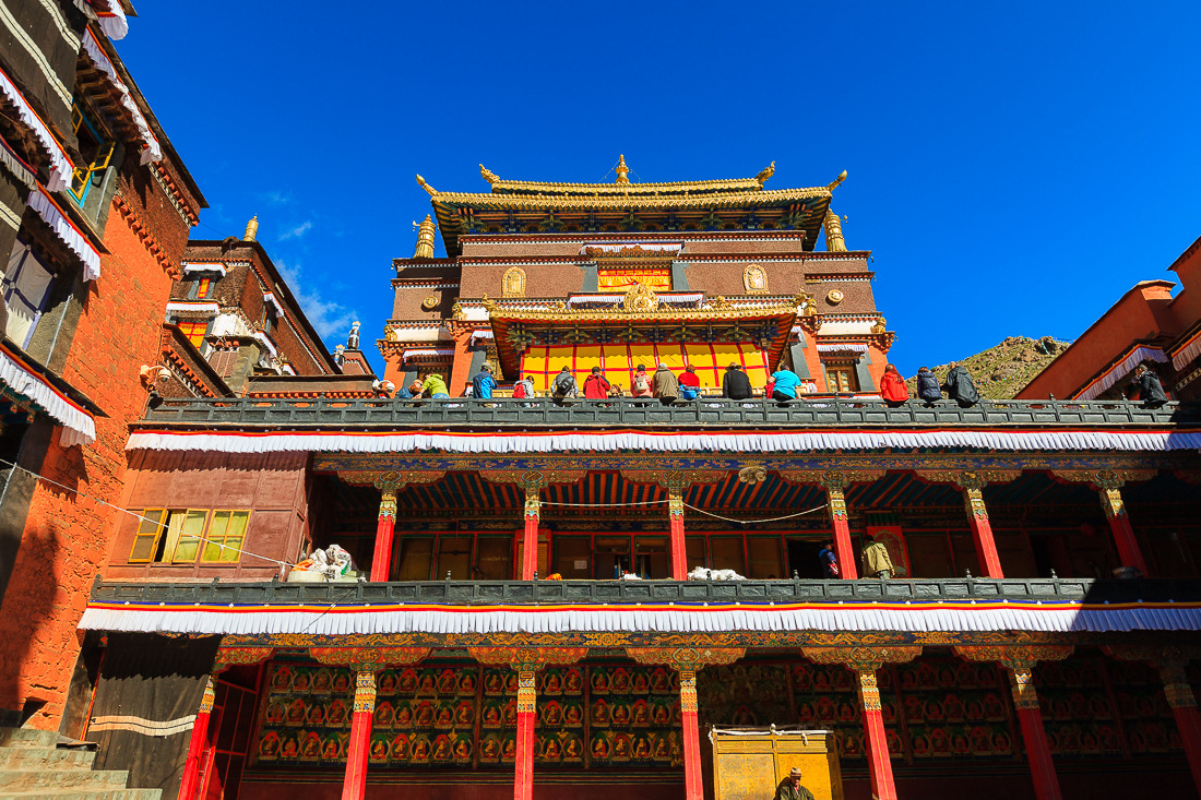 原创西藏探旅日喀则地区最大的寺庙挂有乾隆皇帝的巨幅画像