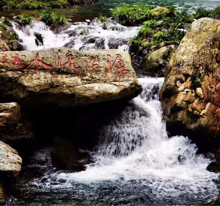 五龙潭所包含的五潭市碧玉潭,锁龙潭,珍珠潭,击鼓潭和仙女潭.