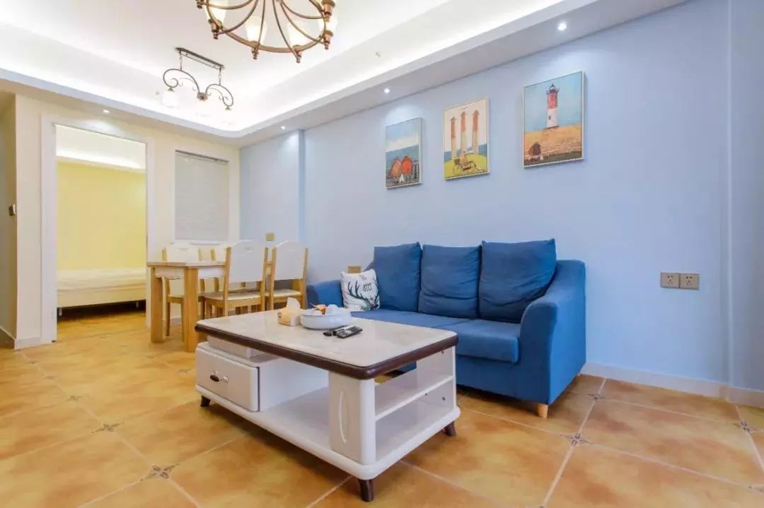 公寓采用了经典的地中海白蓝配色,浅蓝色的彩漆墙面,深蓝色的沙发,加