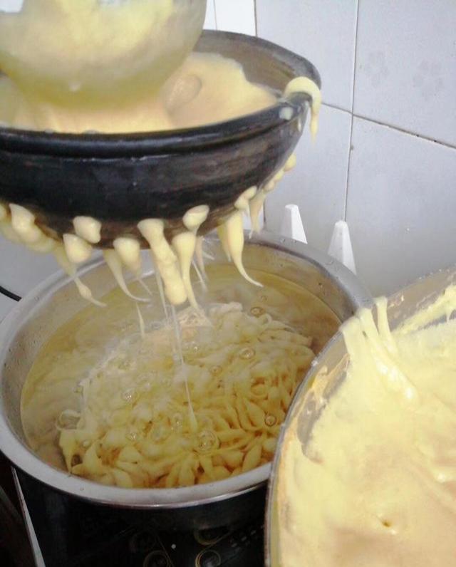 农村大妈用玉米面加白面做西北小吃漏鱼儿q弹爽滑比凉粉好吃