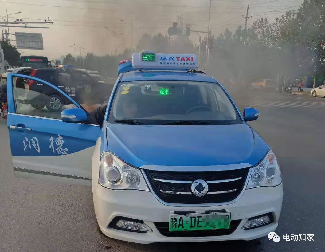 突發鄭州一東風牌電動出租車自燃車輛全部燒燬只剩骨架