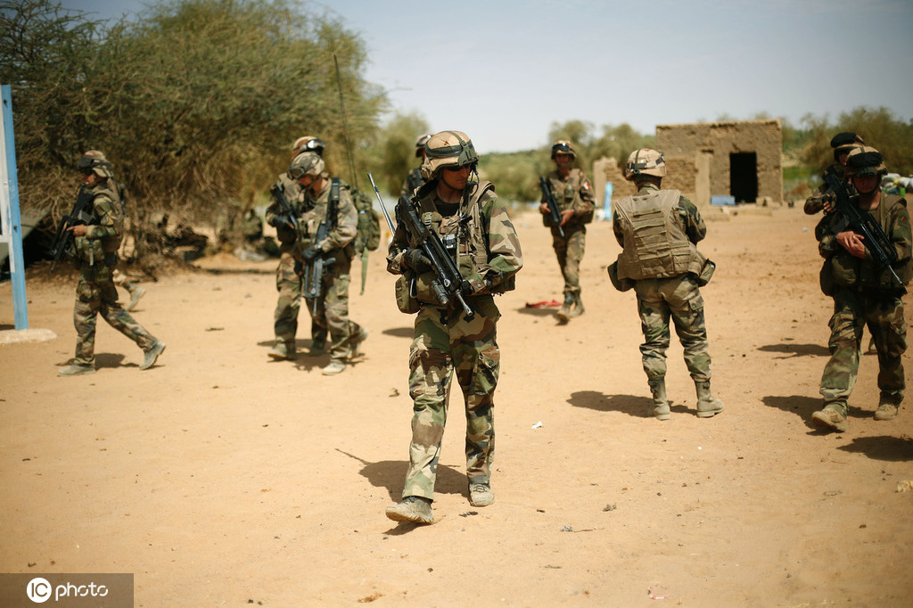 法国两架直升机在马里相撞 造成13名士兵丧生