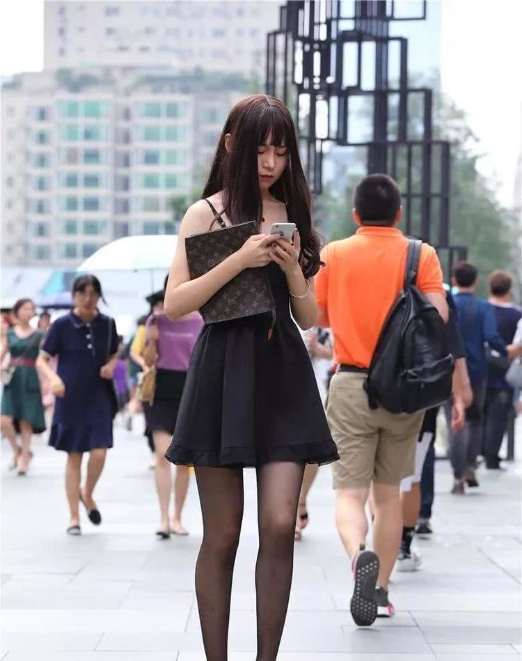 美女身穿黑色吊带短裙配黑色袜炸街,引得众人连连侧目,简直就是人间