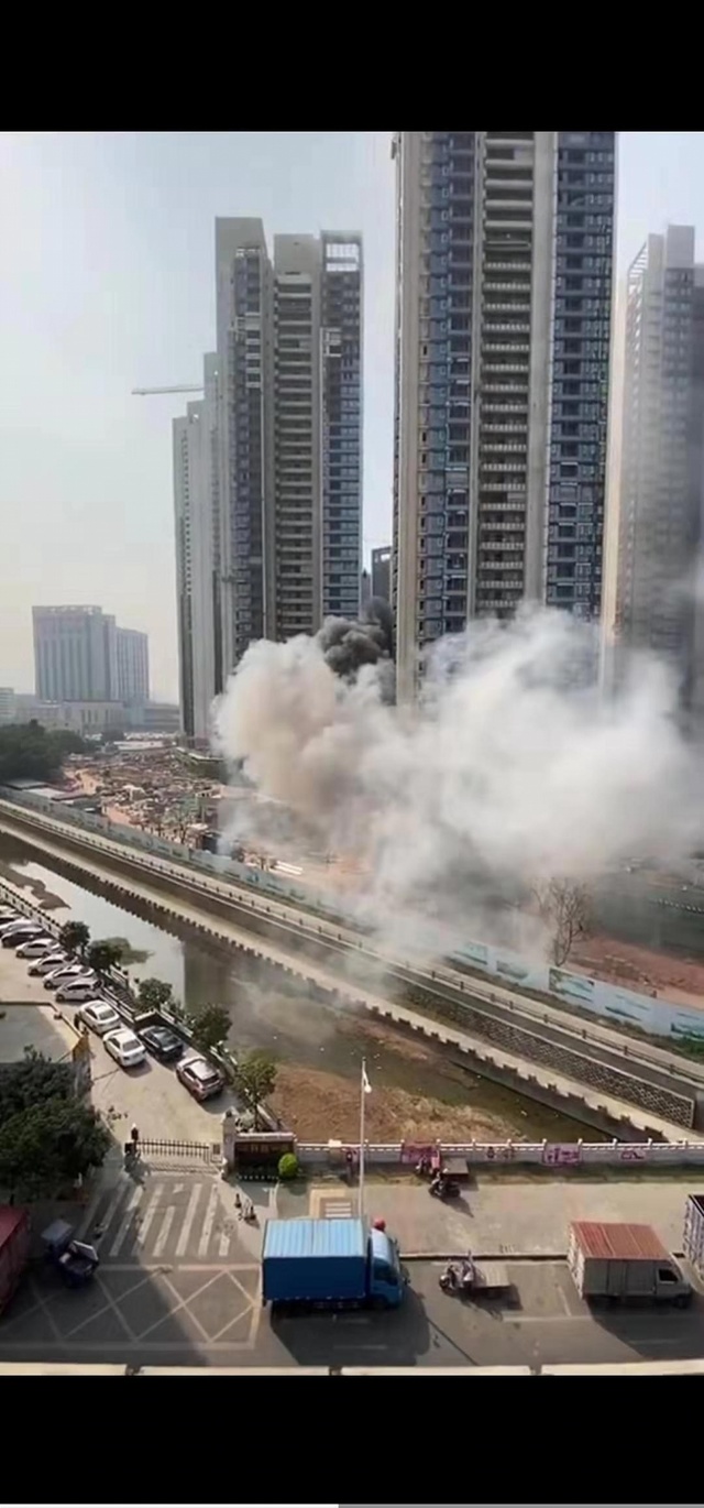 深圳万科楼盘室外配电箱冒滚滚浓烟 现场未燃起明火_沙井
