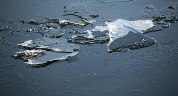 本周的温度足够湖面结一层薄冰了
