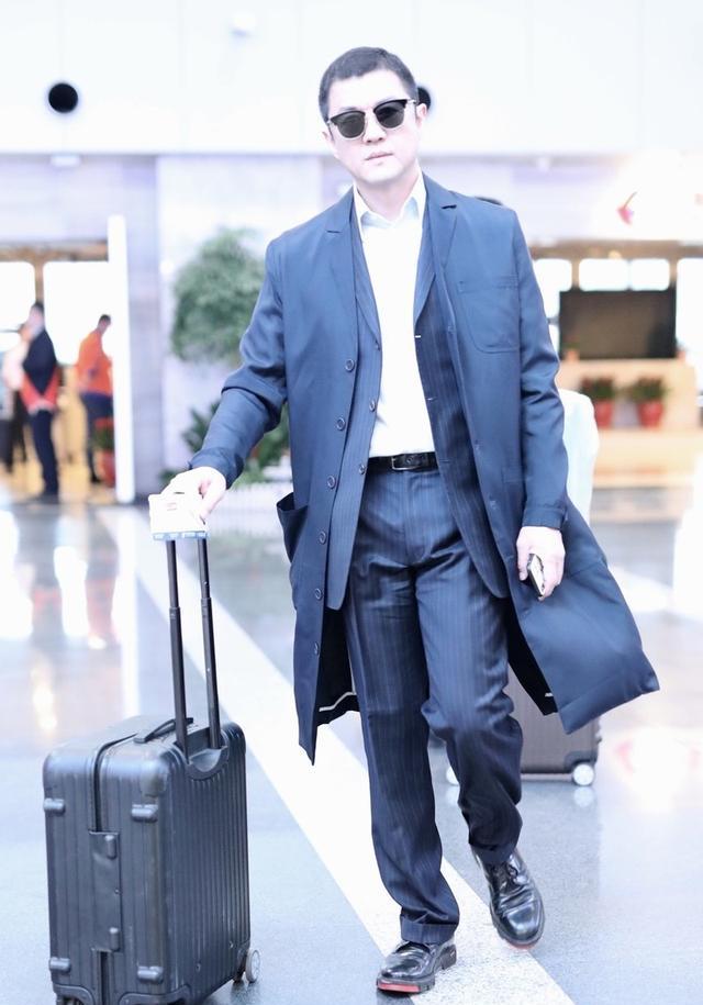 48岁李亚鹏出席活动,眼角下垂眼纹深重,真的成了"老大爷"?_西装