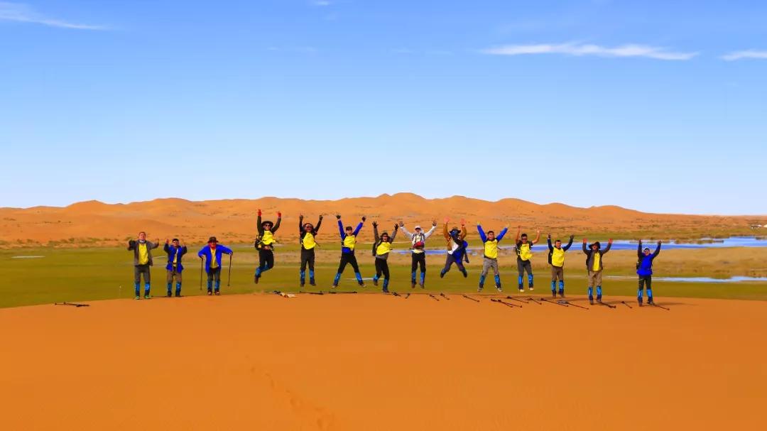 苍穹黄沙间夕阳驼影下醉美腾格里沙漠旅行沙漠团建
