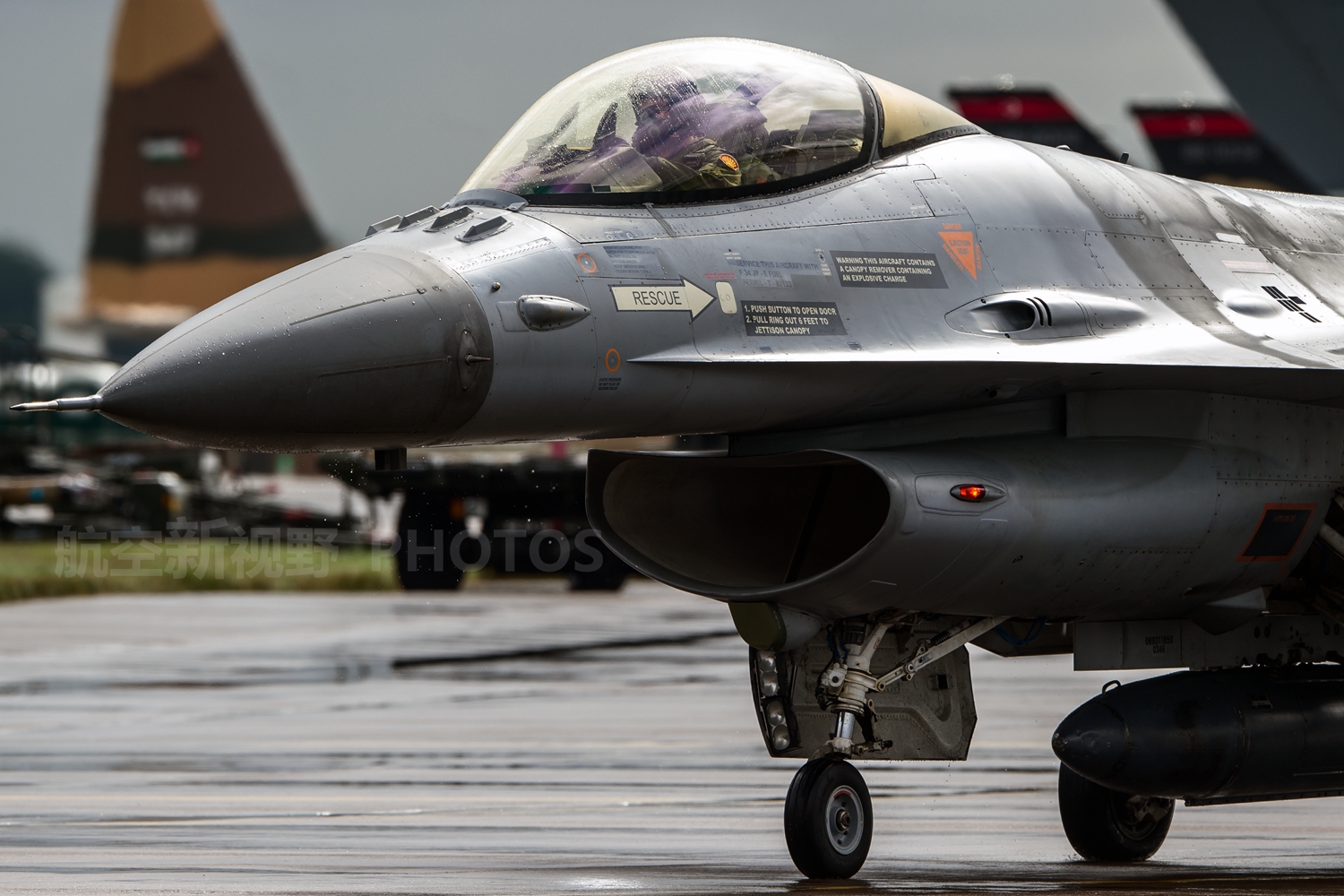 首图是美国空军驻欧洲的f-16cm战斗机,也就是大家常说