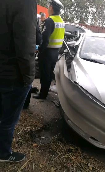 該車學員在考完試之後,教練駕駛車輛欲返回,卻在途中不幸遭遇了車禍