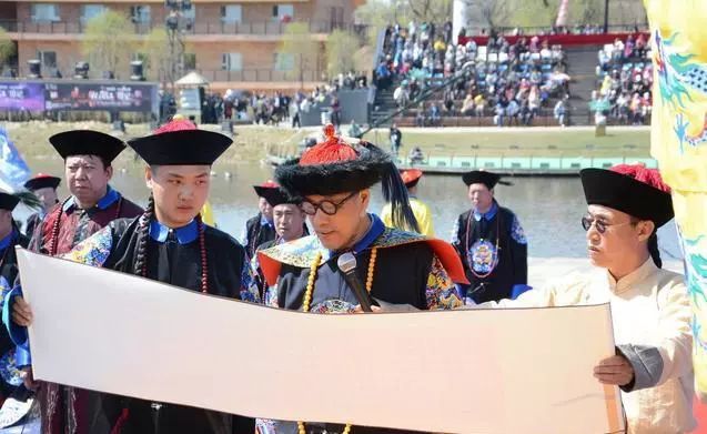 他自称皇族后裔,身穿龙袍手带乾隆大扳指,聚集四百人高调祭祖