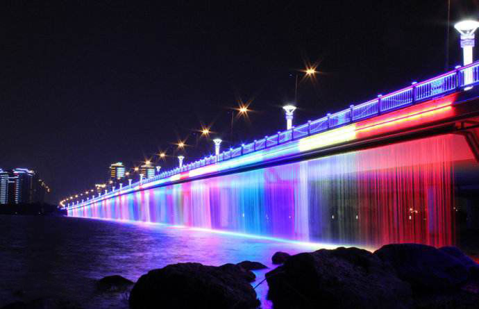 15公里,为了方便游客观赏金鸡湖夜景,大桥南半幅的慢车道设计宽度达到