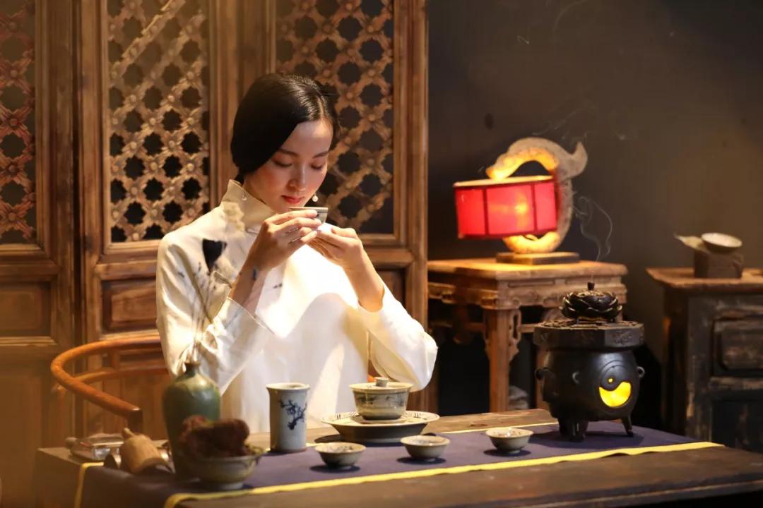 人,器,具,三者相得益彰,浑然一体,古雅时尚,意境深远