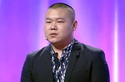 仔细观察过,郭德纲和于谦在说相声的时候,他们穿的大褂上面是有刺绣的