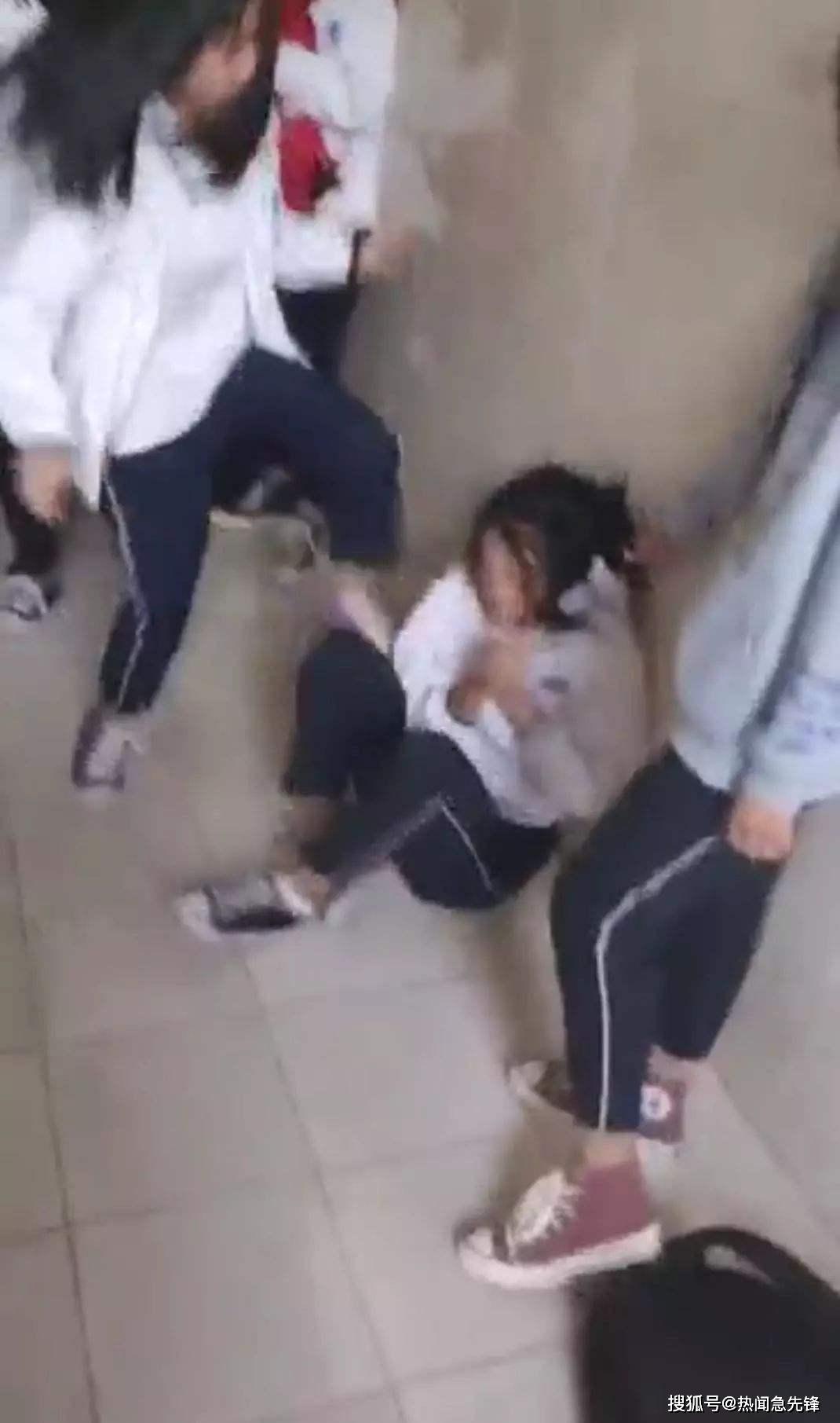 山东一中学有女生在厕所打架校方警方正调查处理