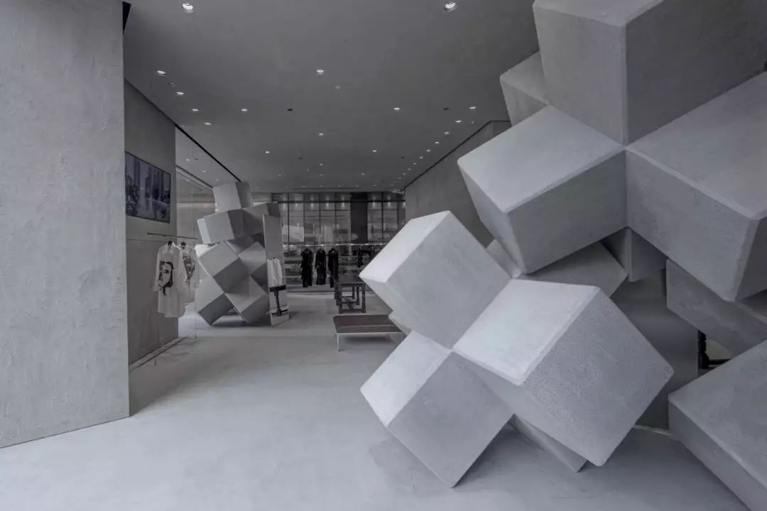 店内装潢也很用心,到处都是纯色的水泥立方体,非常"山本耀司",暗黑迷
