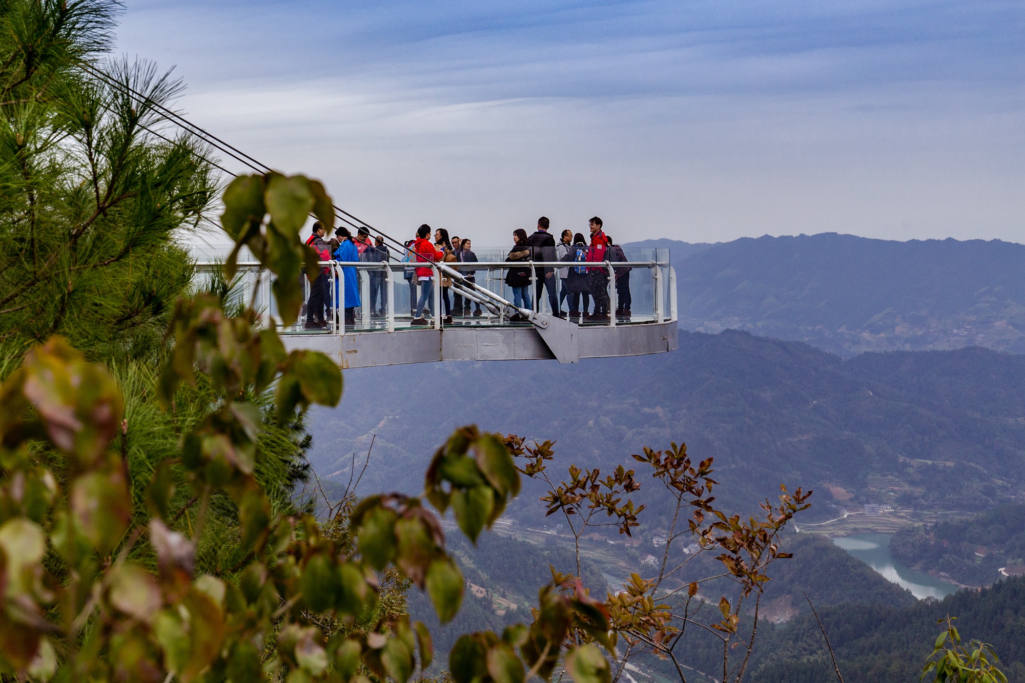 下山的时候有玻璃滑道,超长的滑滑梯,也挺刺激的,也节约了下山的时间.