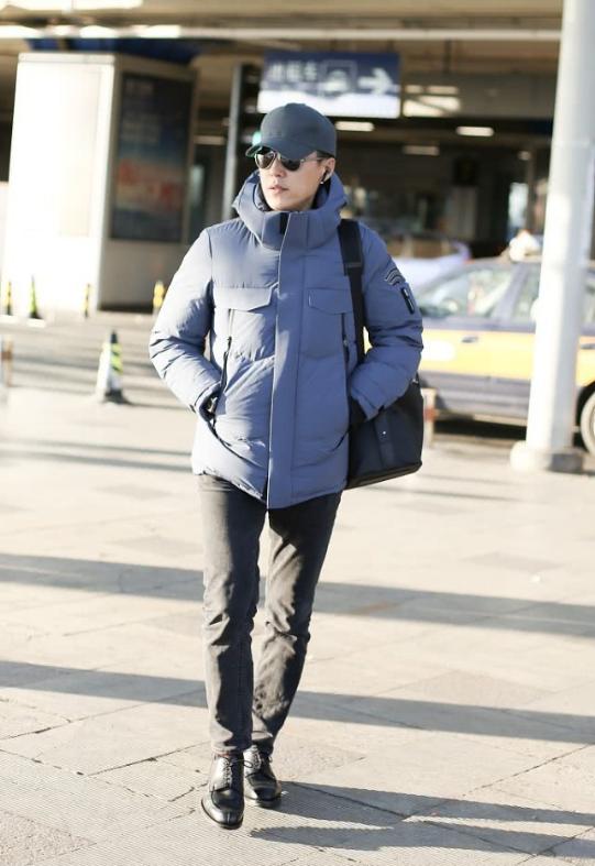 靳东现身机场穿羽绒服老干部范十足42岁颜值不输小鲜肉