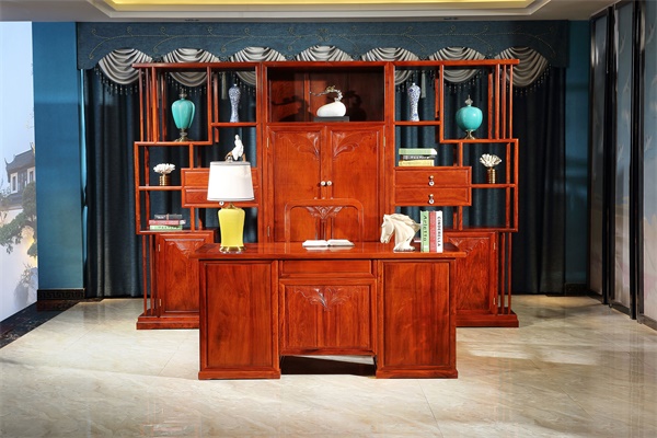 其次,座位的背后要有结实和安稳的靠着的东西,最好后面放一个博古架