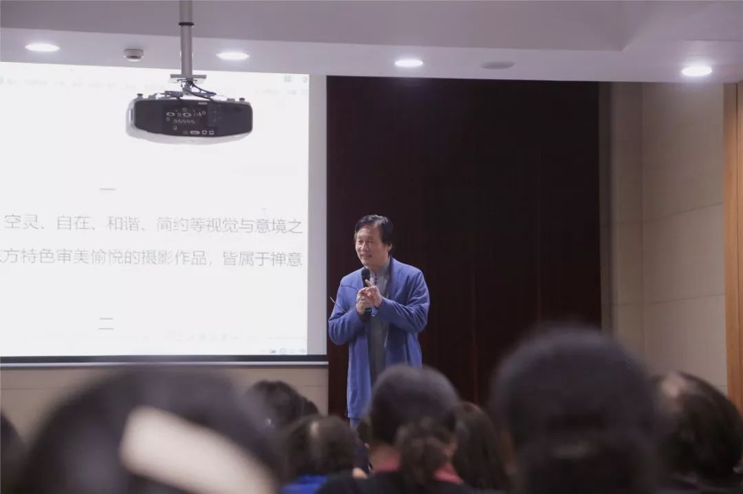 在西湖区文化馆的摄影课上,张望老师向大家娓娓道来摄影作品如何拍出