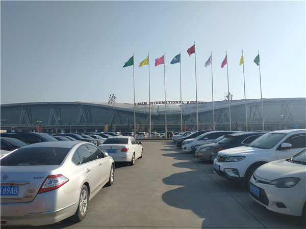 原创从上海的南京路来到新泰的不夜城小镇青年青睐的鞋服品牌竟是他