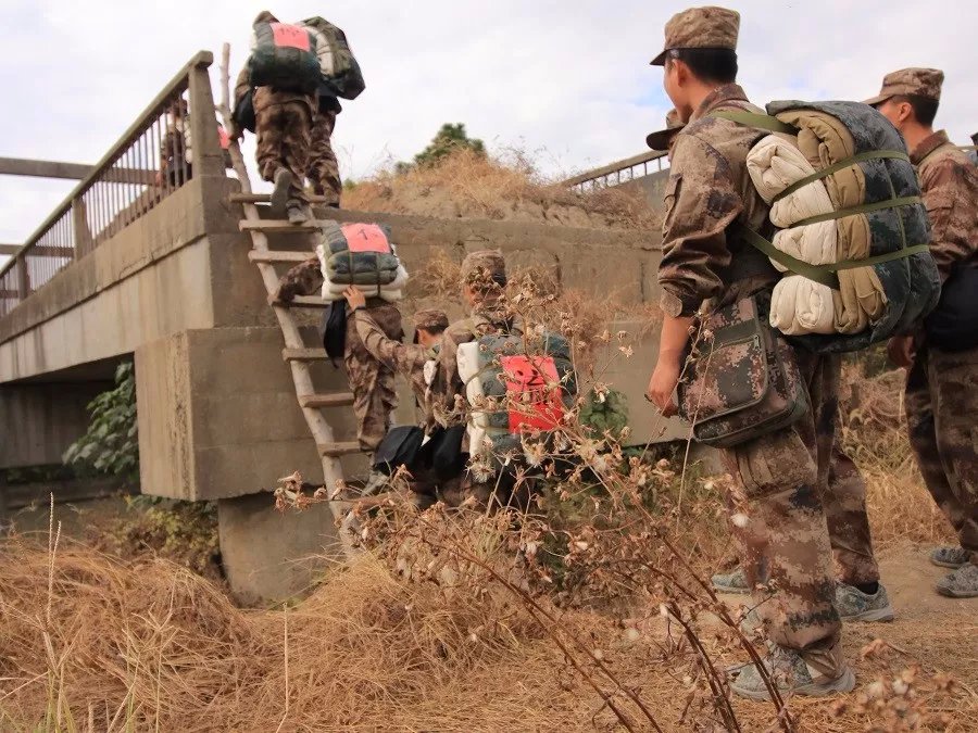 原創解放軍某部新兵軍旅第一次集體外出揹包上的留言感動太多人